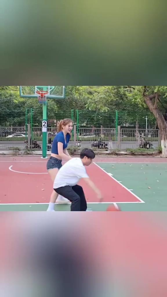 集夢會長背打一米8的女生，這是真打球啊！