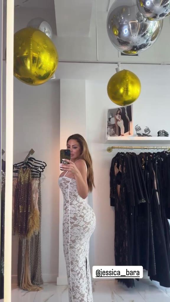 徐娘半老！皮蓬前妻穿吊帶裙自拍，這身材也太炸裂了！