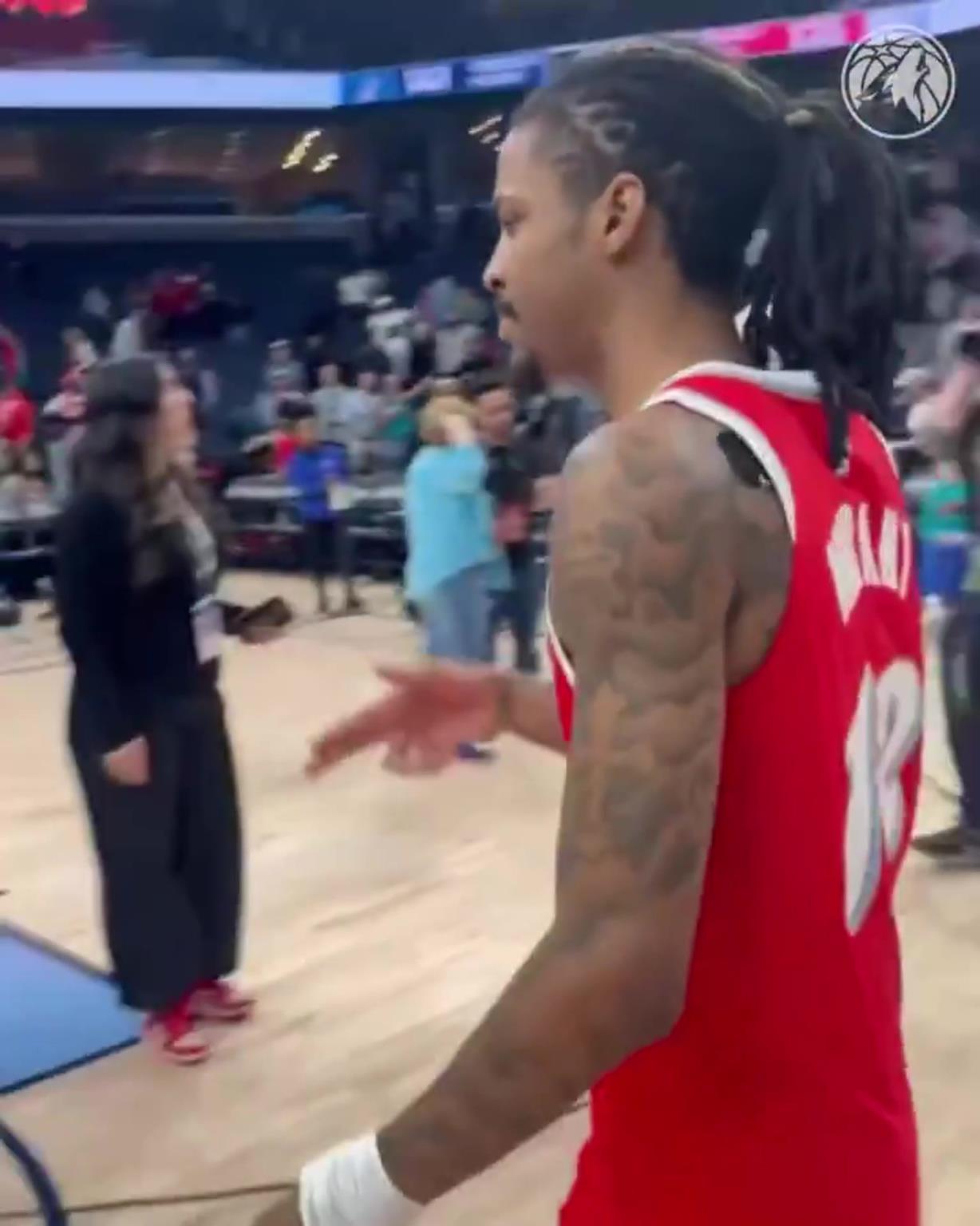 笑死！莫蘭特賽后與華子握手，竟然也是比出“手槍”的手勢