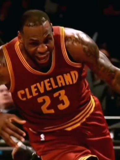 老詹這恐怖的大體格，完美詮釋什么叫“人型坦克”！