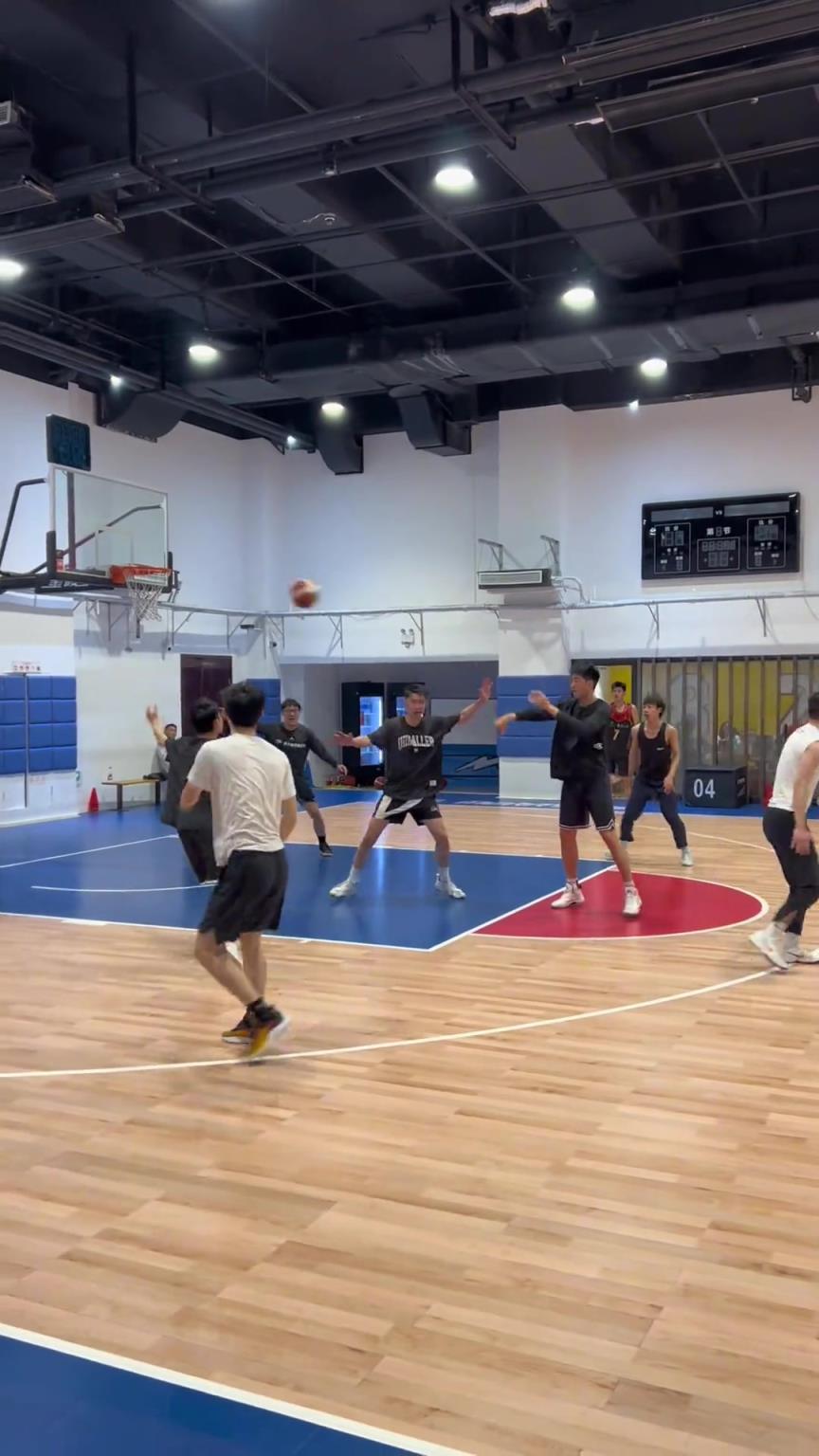 對(duì)手回家后：老婆，我今天在野球場(chǎng)匹配到巔峰馬刺隊(duì)了！