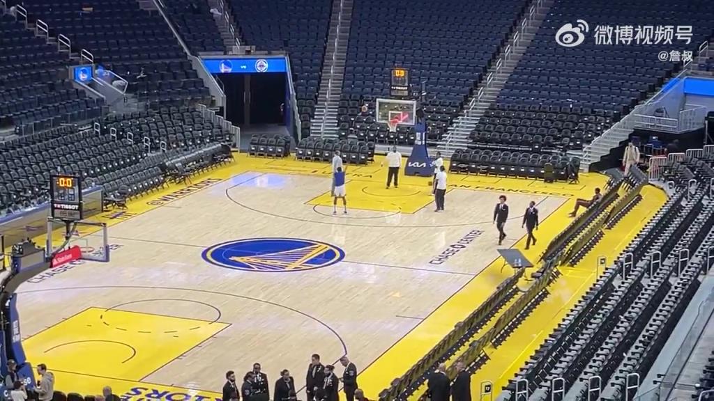 今天沒(méi)有得到出場(chǎng)機(jī)會(huì)！庫(kù)明加賽后還留在場(chǎng)地練習(xí)投籃