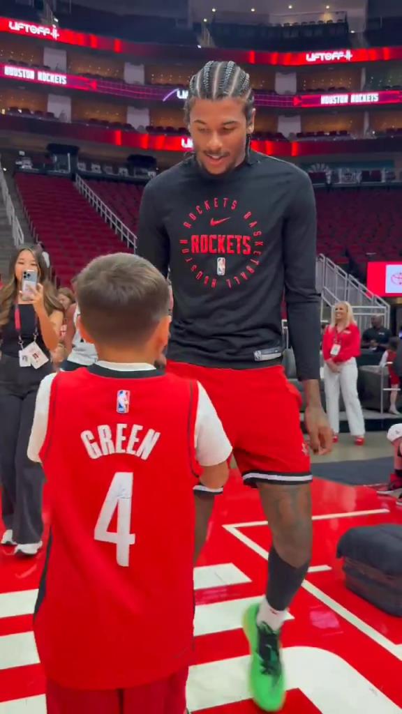 暖心偶像！小球迷賽前得到杰倫格林親簽球鞋球衣