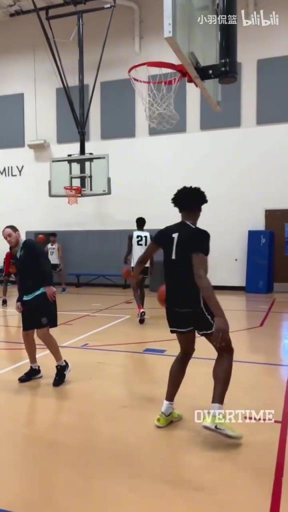 地表最強(qiáng)身體素質(zhì)？阿門扣籃簡直就像直升機(jī)起飛一樣！