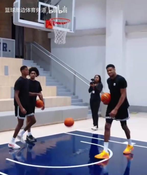 別人能學(xué)得來嗎？名場面：字母哥指導(dǎo)小球員籃下腳步！