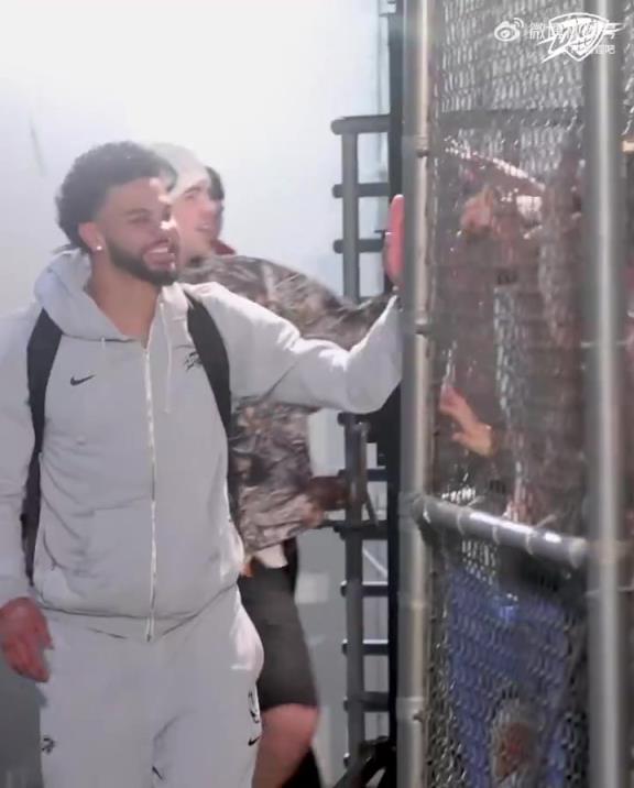 68勝歷史第五傲人戰(zhàn)績！雷霆全員回到OKC，當(dāng)?shù)厍蛎詿崆榻訖C(jī)