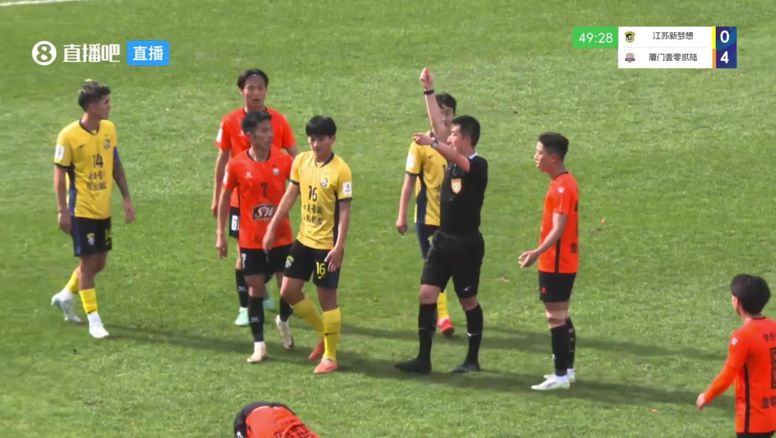 比姆巴佩抬的還高，中冠球員亮鞋釘兇狠蹬踏被裁判直紅驅(qū)逐