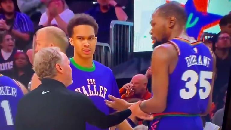 下課導(dǎo)火索？主帥布登此前抓住KD手臂要說什么，被一把甩開！