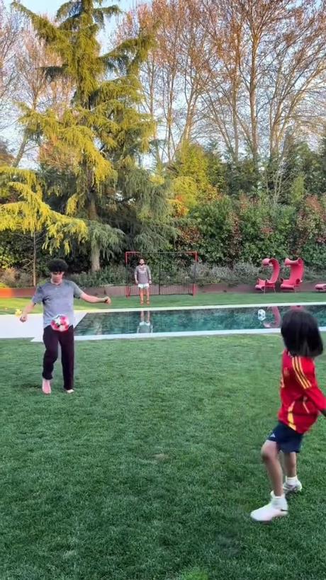 馬塞洛和兒子隔水相傳！大兒子腳法有點(diǎn)東西的！