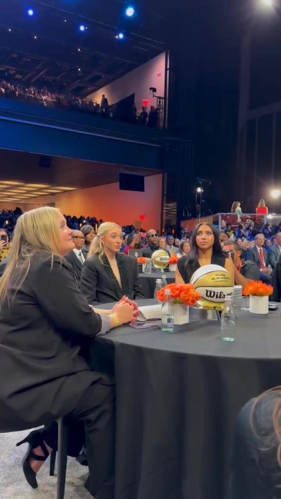 今天這穿搭，差點沒認(rèn)出來！佩奇-布克斯當(dāng)選WNBA狀元后十分淡定