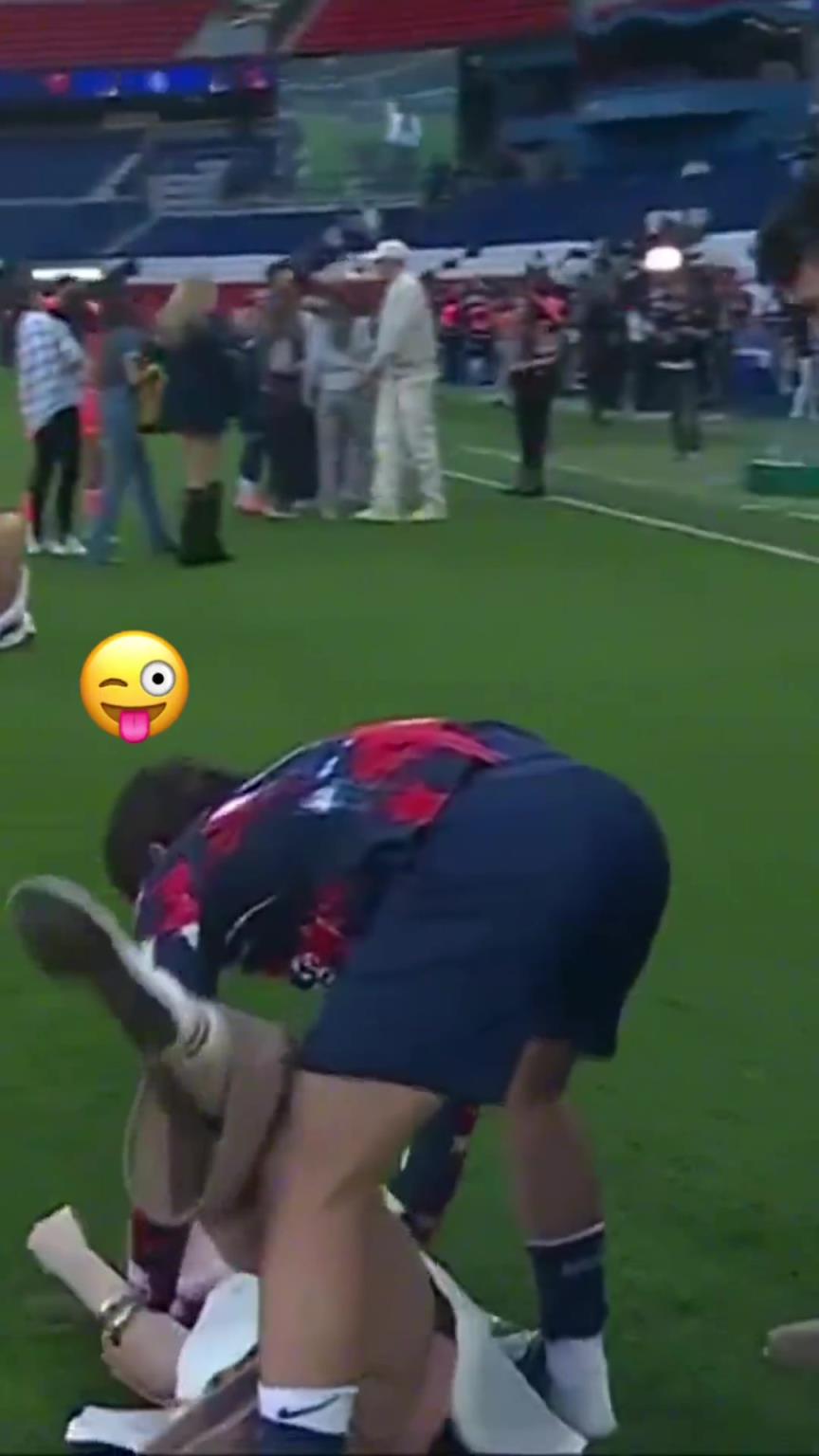 玩這么花?。?jī)?nèi)維斯在家人面前把自己女友按倒在地