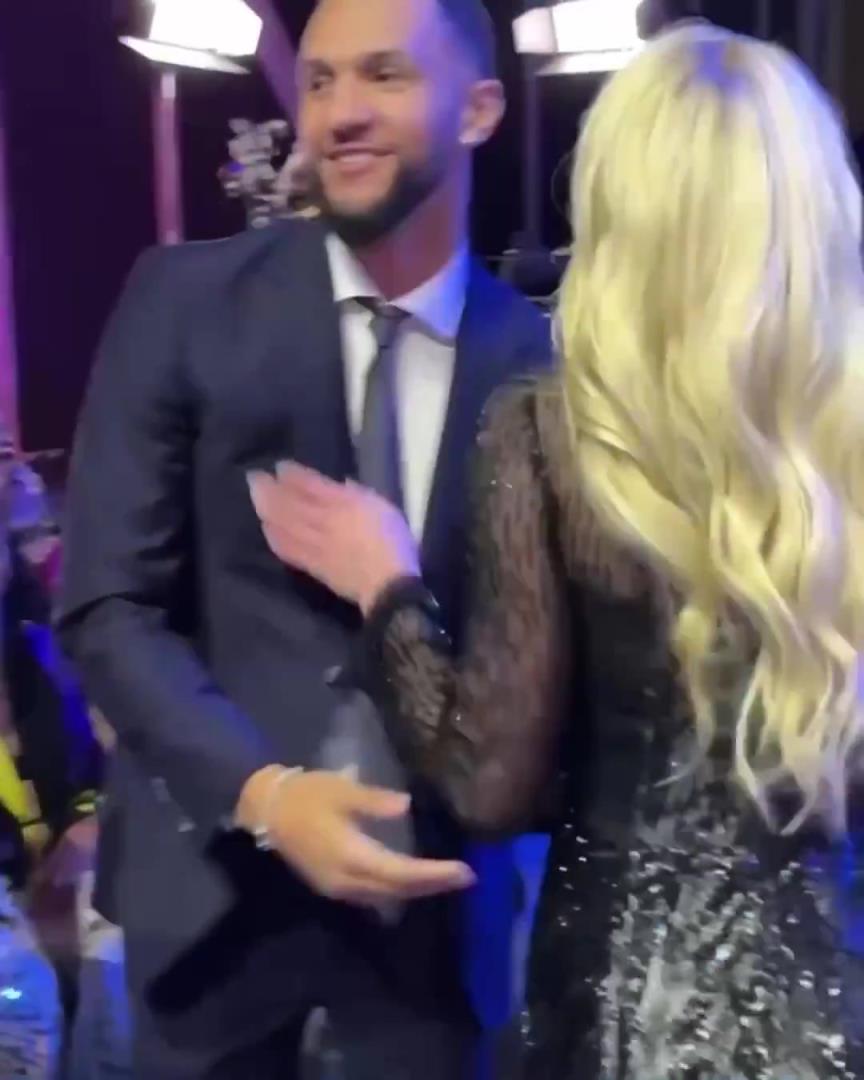 身材姣好！薩格斯的女友海莉被芝加哥天空選中！兩人接吻慶祝