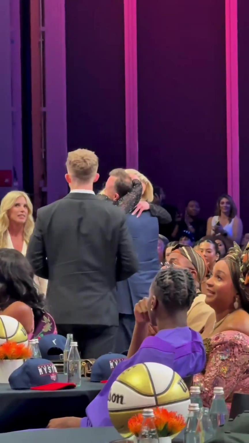 吧友們想看的正臉來了！薩格斯的女友海莉被選中后感覺快哭了