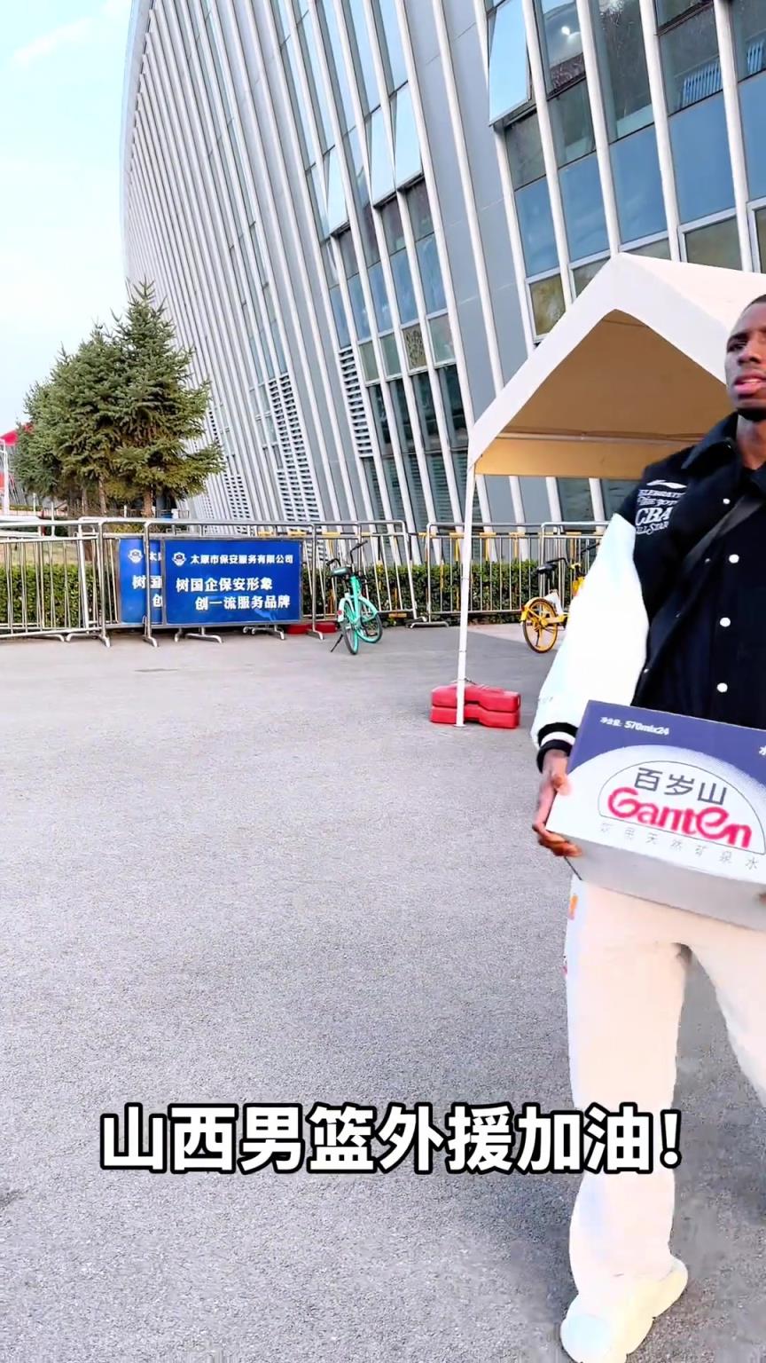 不是！你們山西外援合同還包括搬水的？