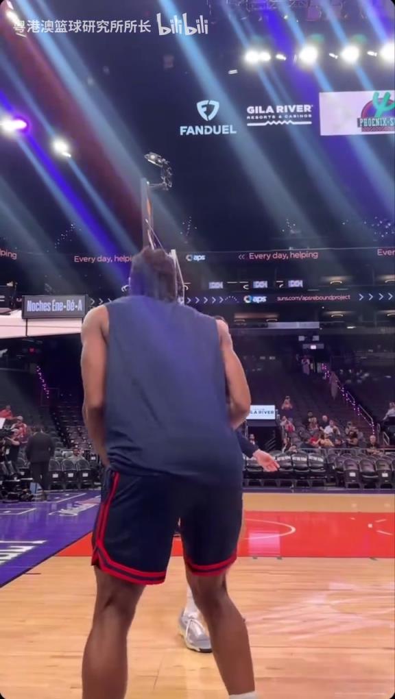 機(jī)器人級(jí)別的靜態(tài)身體！近距離看小卡的賽前熱身！