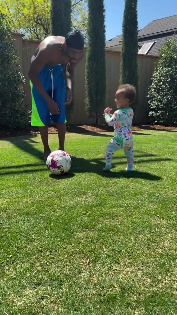 足球要從娃娃抓起！SGA帶娃踢足球，小孩摔倒時(shí)鼓掌“嘲笑”！